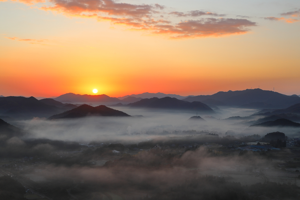 山間の昇陽