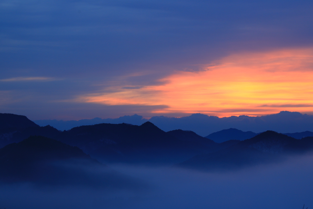 山間朝景