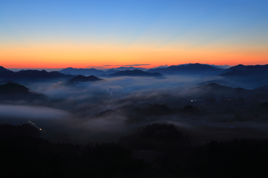 明ける山地