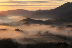 朝陽が射す山地