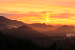 朝焼けに染まる山間