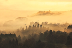 朝陽に染まる山地