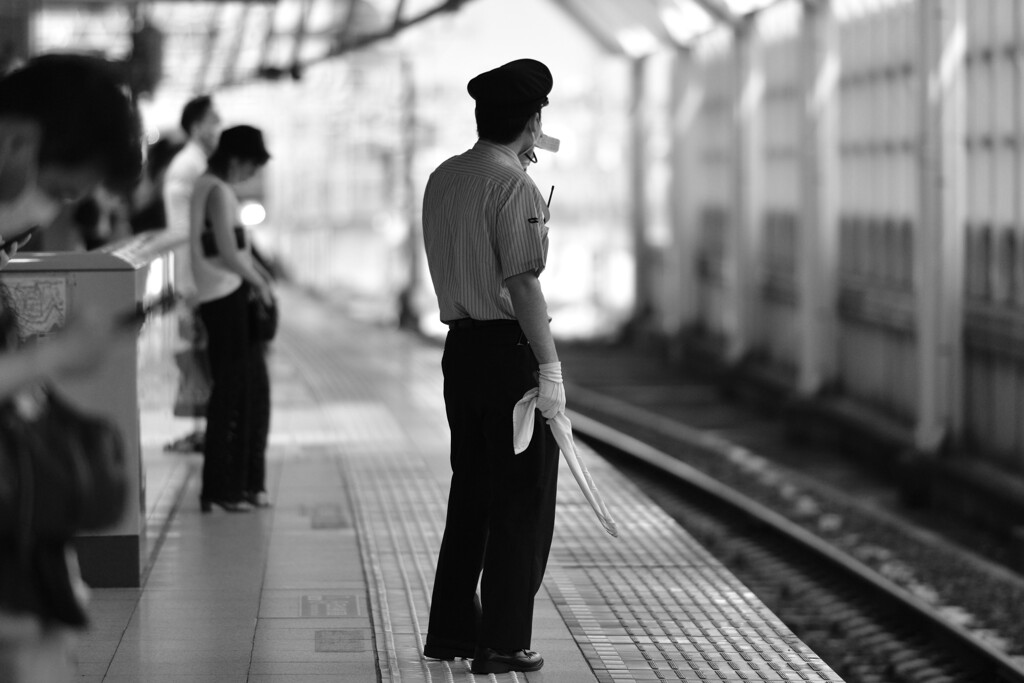 黄色い線の内側にお入りください。