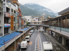 雨の箱根湯本駅