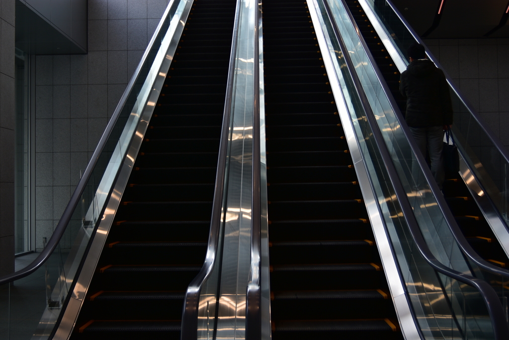 都会のエスカレータ