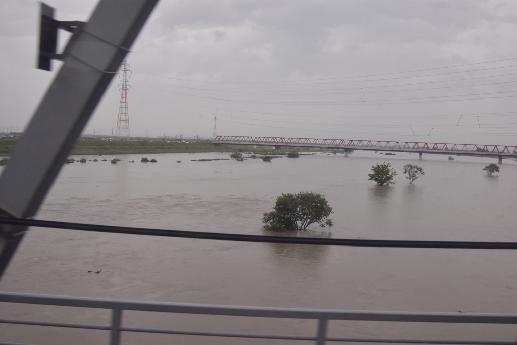 増水の河川