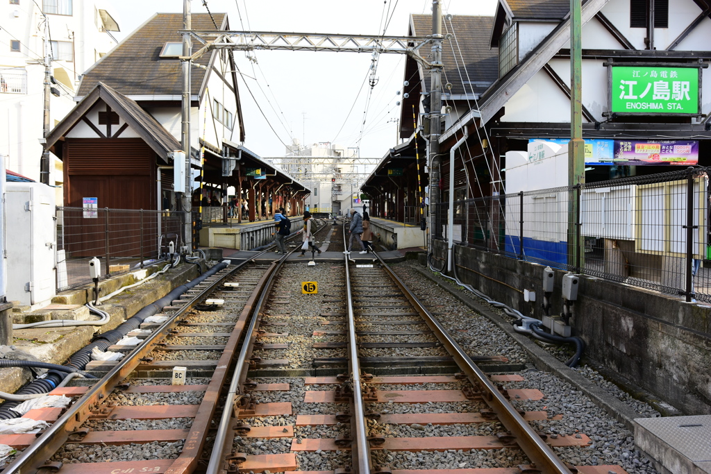 曇り空の江ノ島駅