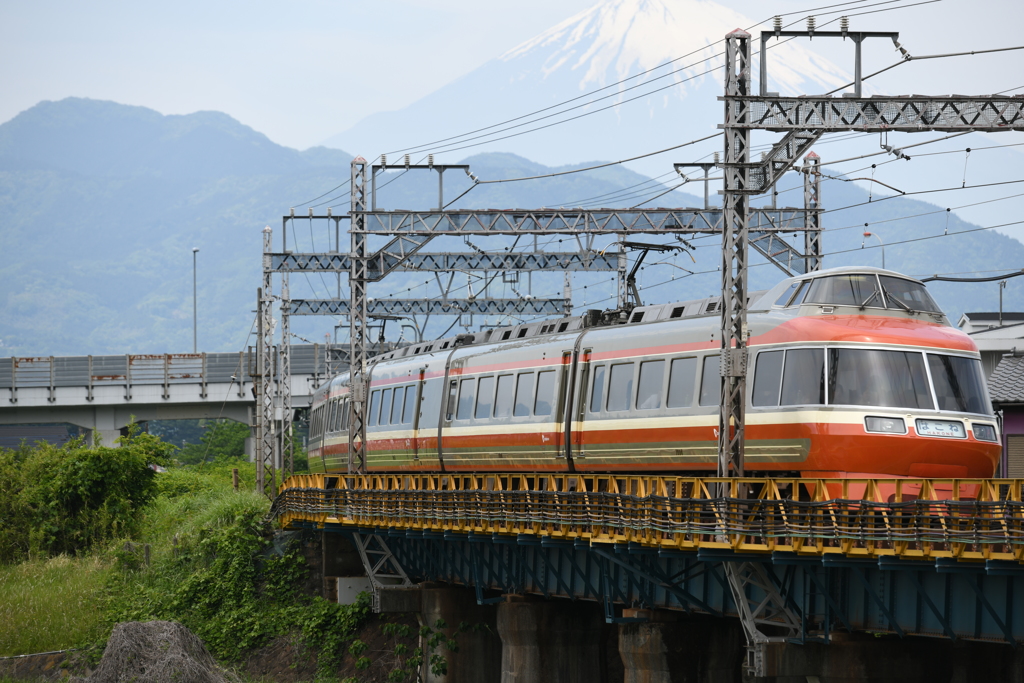 旧ロマンスカーと薄ら富士山