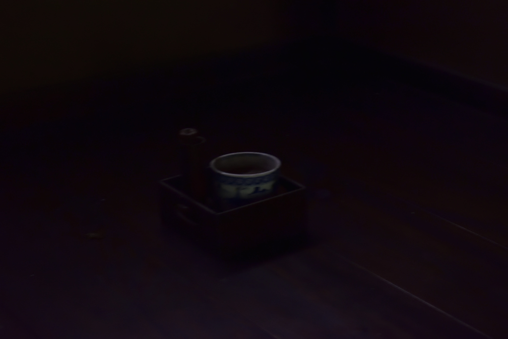 暗闇に茶碗１膳