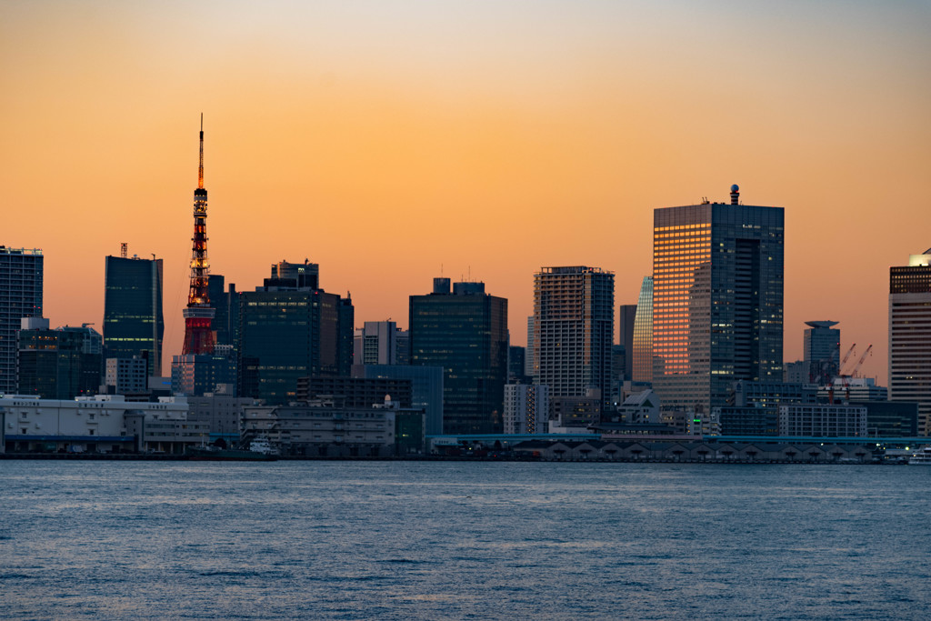 夕焼けに染まる街