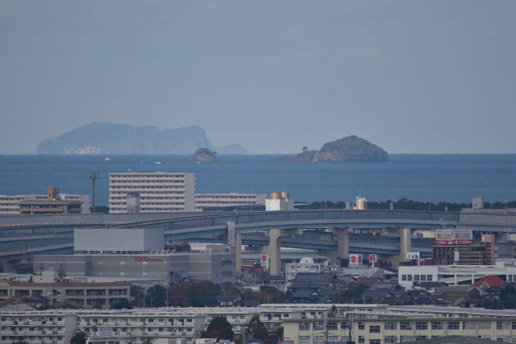 遠くに小呂島