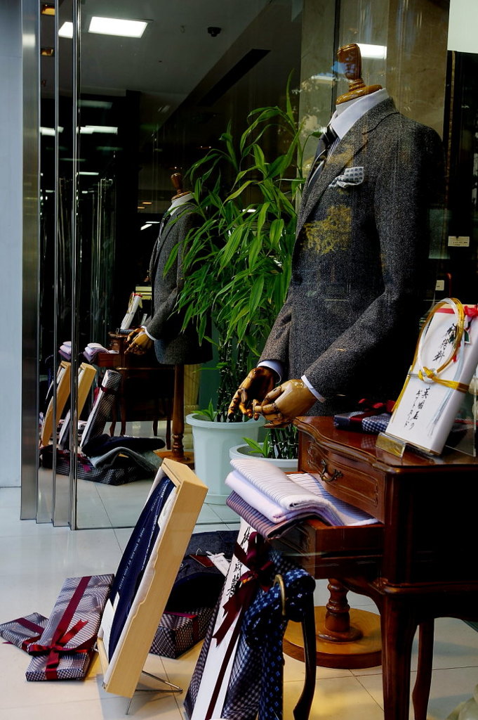 紳士洋品店のショーウィンドウ