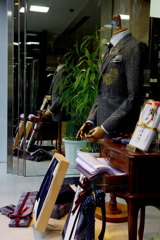紳士洋品店のショーウィンドウ