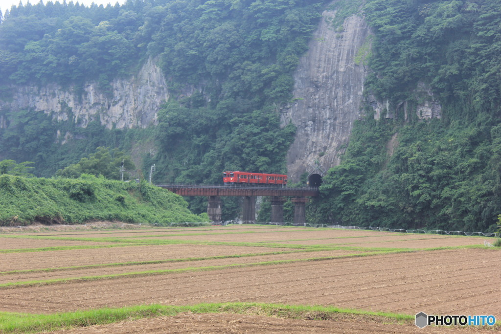 崖のトンネルから