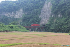 崖のトンネルから