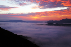 雲の上から朝日を待つ