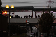 電車を待つ人々