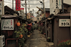 金沢の裏路地の飲屋街です。50mm単焦点バージョン