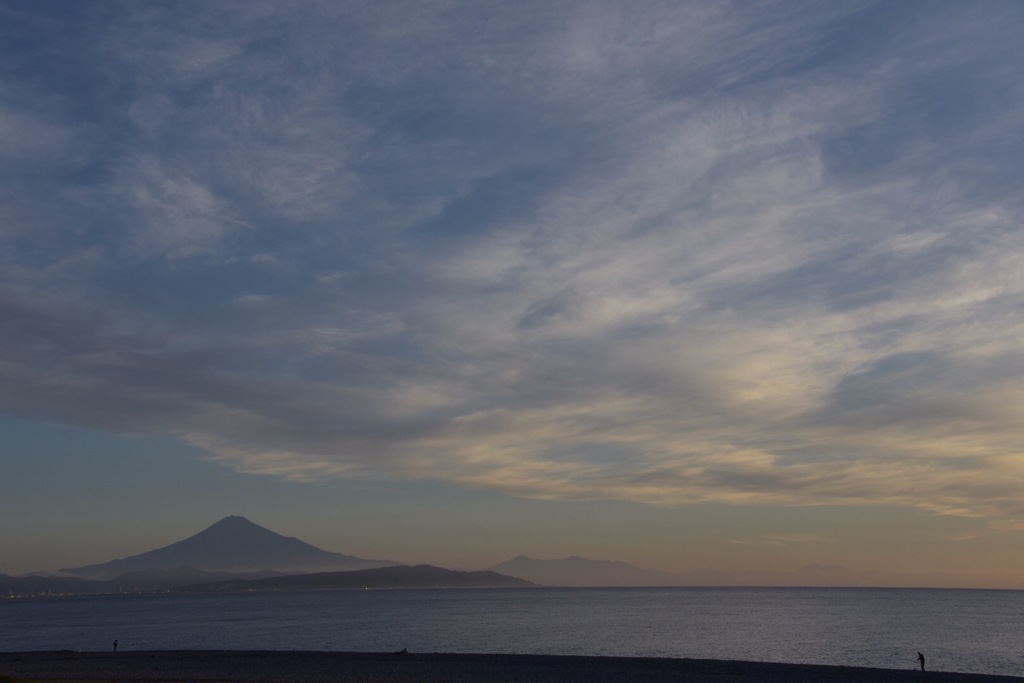 雨上がりの海からの富士山