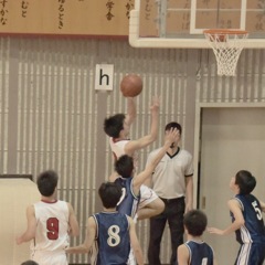 リングへ向かえ、相手より高く飛んでシュート