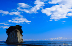 青空の見附島と立山連峰
