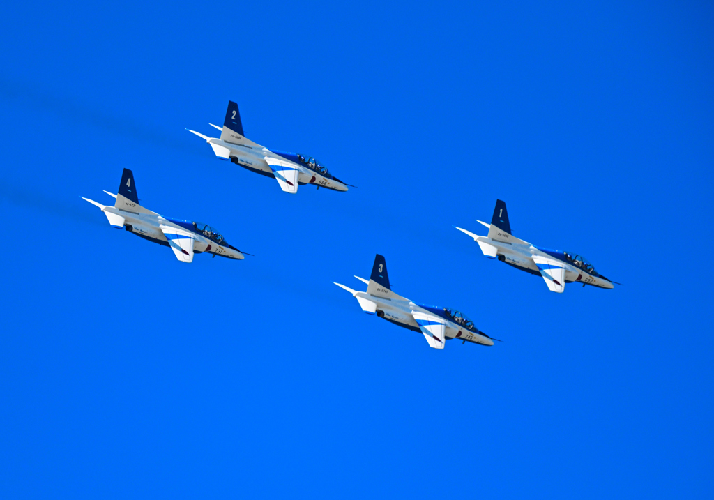 青空を快走ブルーインパルス　
