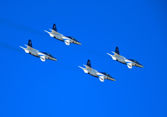 青空を快走ブルーインパルス　