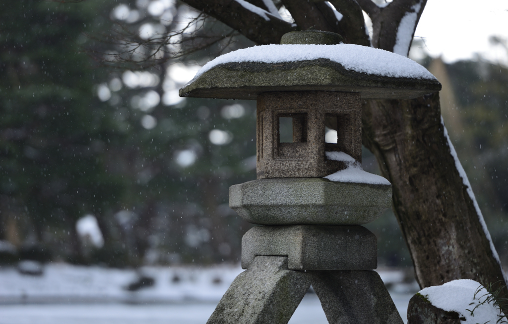 雪の徽軫灯籠