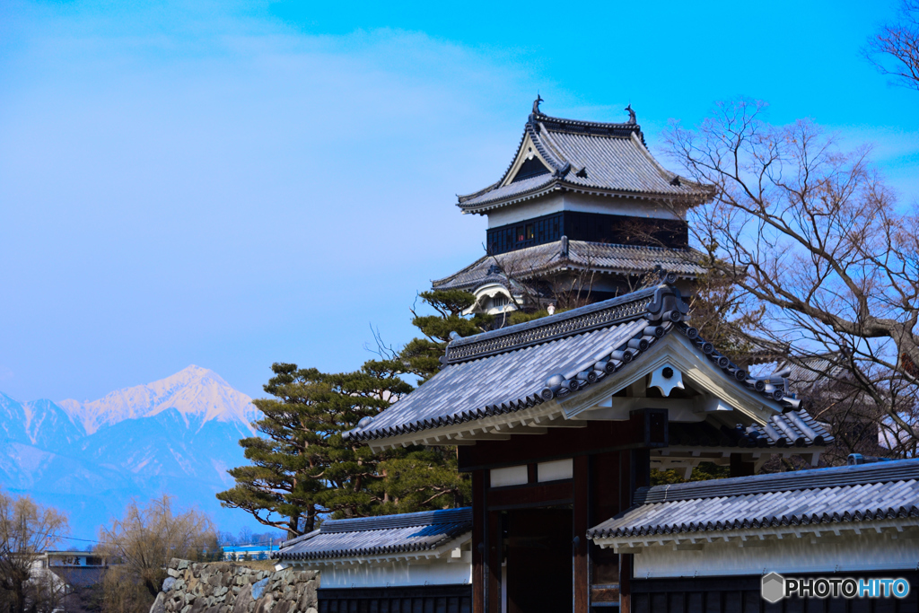 松本城から見える冬の山々