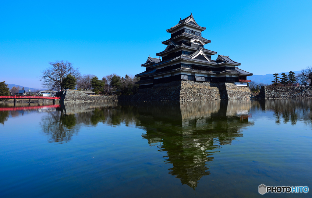 冬の青空に立つ松本城