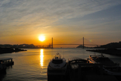 海と港の朝陽