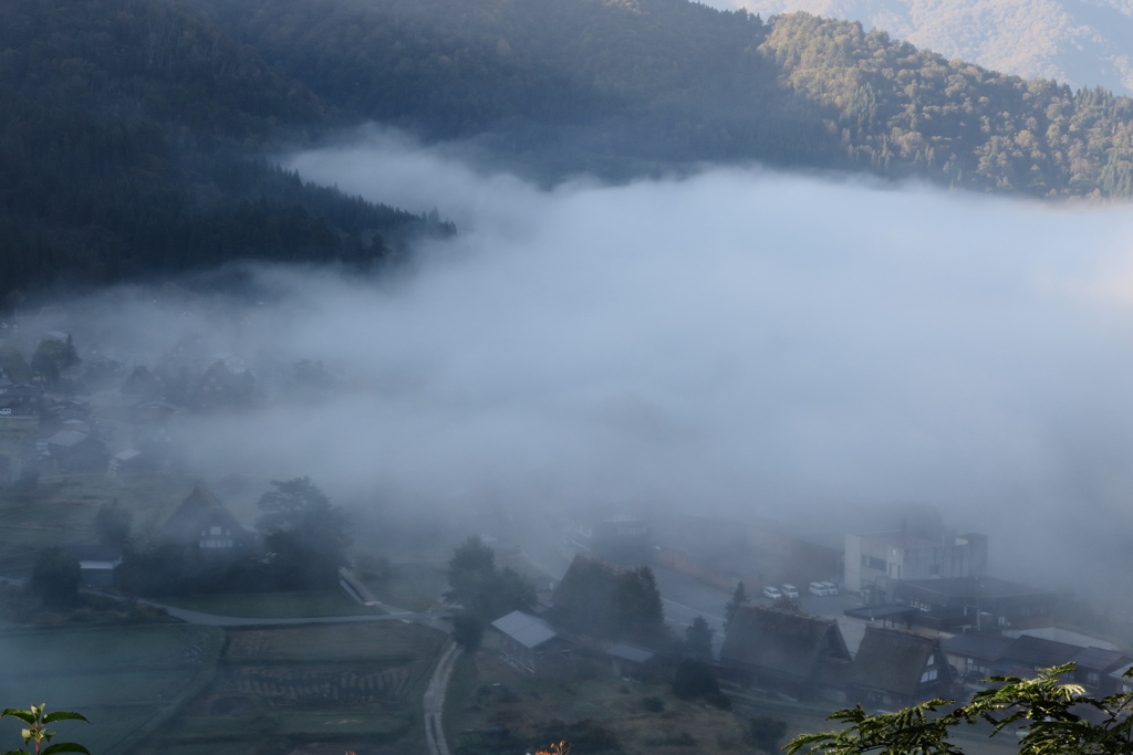 朝日が差し込む前の白川郷