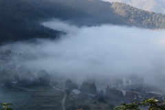 朝日が差し込む前の白川郷