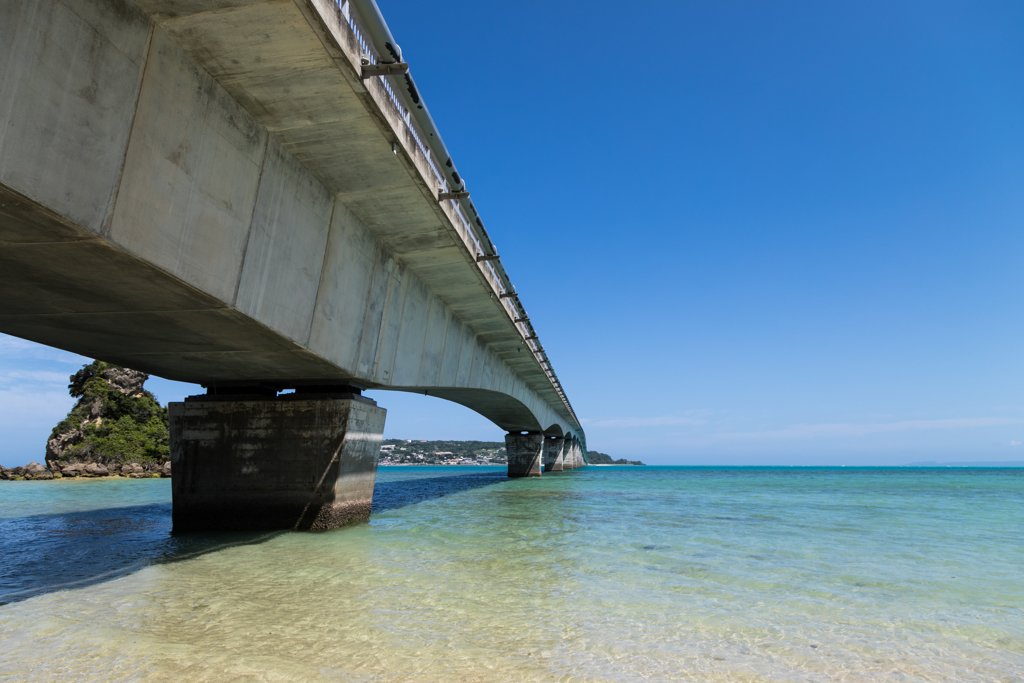 海にかかる橋