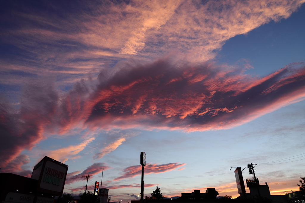 夕焼けに染まる怪しい雲