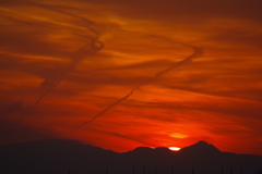 日没の飛行機雲