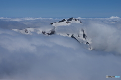 雲に浮かぶ山稜