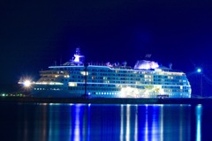 闇に浮かぶ巨船