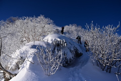 雪の山を超えて