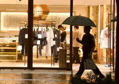 丸の内、雨