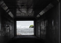 隧道の向こうは海