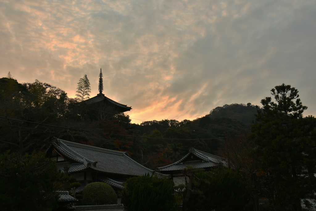 当麻寺　夕暮れ