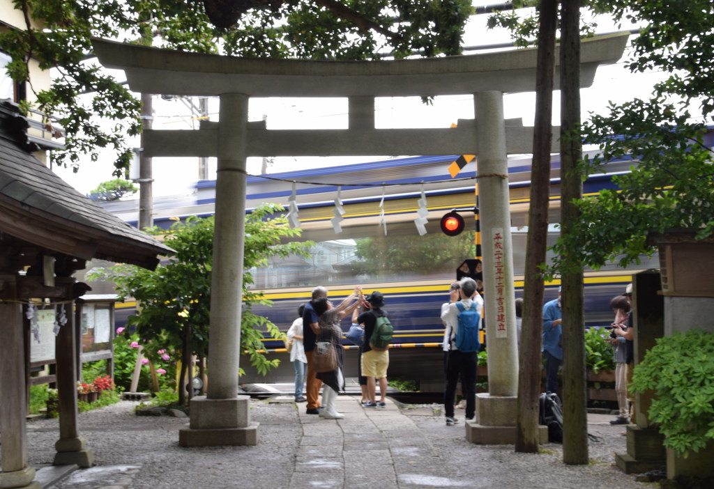 御霊神社前の江ノ電