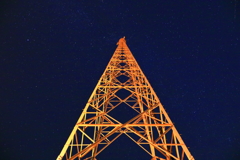 真夜中の電波塔