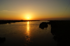 利根川と夕日
