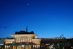 月と青空と奈良駅と・・