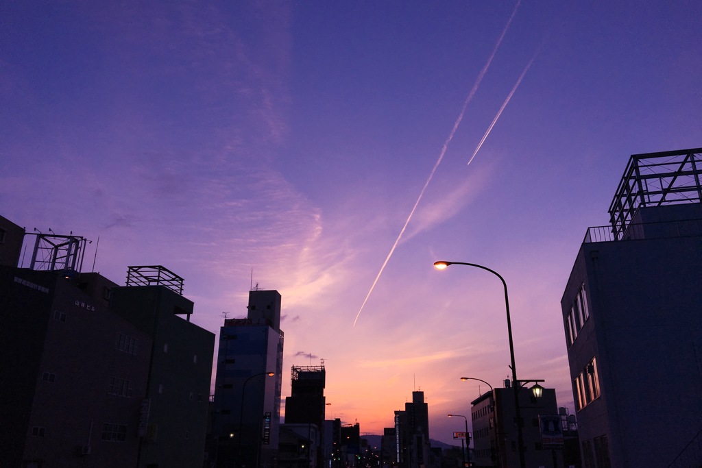 夕焼けと飛行機雲