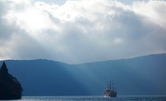 光に照らされた海賊船