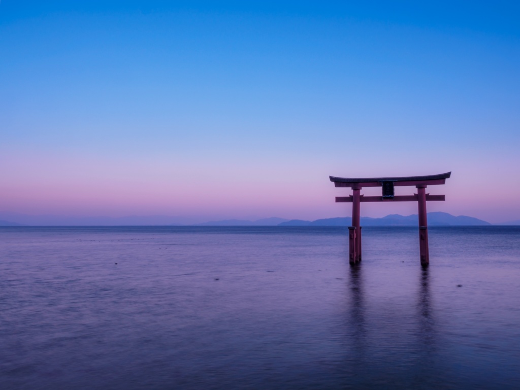 湖に佇む鳥居