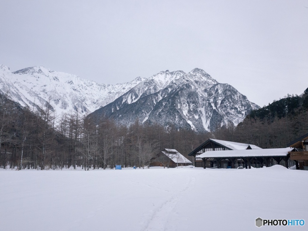 雪に埋もれる上高地ターミナル